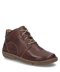 Die Stiefelette in der Farbe Castagne besteht aus hochwertigem Leder und verfügt über einen seitlichen Reißverschluss. Der Schuh hat eine robuste Sohle und dezente Ziernähte die das Design abrunden.