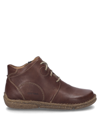 Die Stiefelette in der Farbe Castagne besteht aus hochwertigem Leder und verfügt über einen seitlichen Reißverschluss. Der Schuh hat eine robuste Sohle und dezente Ziernähte die das Design abrunden.