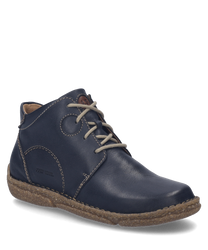 Die Stiefelette in der Farbe Ocean ist aus glattem Leder gefertigt und verfügt über einen praktischen Reißverschluss. Sie zeichnet sich durch eine robuste Sohle und dezente Nahtdetails aus.