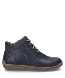 Die Stiefelette in der Farbe Ocean ist aus glattem Leder gefertigt und verfügt über einen praktischen Reißverschluss. Sie zeichnet sich durch eine robuste Sohle und dezente Nahtdetails aus.