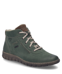La bota verde está hecha de cuero estructurado y cuenta con un cordón. El zapato tiene una suela robusta y un acento marrón en el talón.