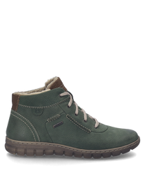 La bota verde está hecha de cuero estructurado y cuenta con un cordón. El zapato tiene una suela robusta y un acento marrón en el talón.