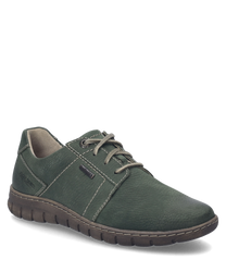 La chaussure verte est en cuir structuré et dispose d'un laçage. La couture contrastante le long de la semelle est frappante et donne à la chaussure un look classique.