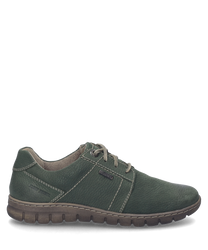 La chaussure verte est en cuir structuré et dispose d'un laçage. La couture contrastante le long de la semelle est frappante et donne à la chaussure un look classique.