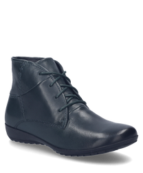 Die Stiefelette in der Farbe Tanne zeichnet sich durch ihr glattes Leder und die elegante Schnürung aus. Der Schuh bietet eine schlichte Nahtführung und eine flache Sohle für optimalen Tragekomfort.
