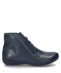 Die Stiefelette in der Farbe Tanne zeichnet sich durch ihr glattes Leder und die elegante Schnürung aus. Der Schuh bietet eine schlichte Nahtführung und eine flache Sohle für optimalen Tragekomfort.