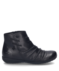 La bota negra está hecha de cuero brillante y tiene una práctica cremallera en el costado. Destacan las finas costuras decorativas y la discreta impresión de la marca en el talón.