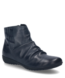Die Stiefelette in der Farbe Ocean besteht aus hochwertigem Leder und verfügt über einen praktischen Reißverschluss an der Seite. Charakteristisch sind die feinen Ziernähte und die elastischen Bänder die für zusätzlichen Tragekomfort sorgen.