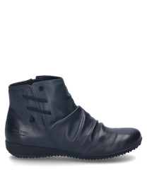 Die Stiefelette in der Farbe Ocean besteht aus hochwertigem Leder und verfügt über einen praktischen Reißverschluss an der Seite. Charakteristisch sind die feinen Ziernähte und die elastischen Bänder die für zusätzlichen Tragekomfort sorgen.