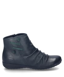 Die Stiefelette in der Farbe Tanne besteht aus hochwertigem Leder und verfügt über einen praktischen Reißverschluss an der Seite. Besondere Merkmale sind die dekorativen Falten auf dem Spann und die grünen Akzente an den Schnürsenkeln.