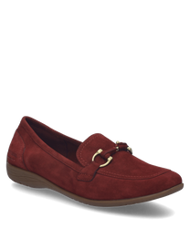 Bordeauxfarbene Ballerina-Schuhe mit Gummizug aus weichem Material. Der Schuh hat eine dekorative Schnalle an der Oberseite und eine flache bequeme Sohle.