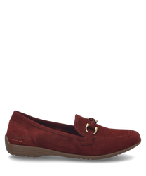 Bordeauxfarbene Ballerina-Schuhe mit Gummizug aus weichem Material. Der Schuh hat eine dekorative Schnalle an der Oberseite und eine flache bequeme Sohle.