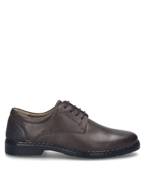 La scarpa è realizzata in pelle liscia di colore moro con lacci. Si distingue per un design semplice con una punta arrotondata e una suola nera stabile.