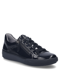 La sneaker de couleur noir-noir se distingue par son matériau brillant et son laçage classique. Une caractéristique particulière est la fermeture éclair latérale qui donne à la chaussure une touche moderne.