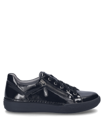 La sneaker de couleur noir-noir se distingue par son matériau brillant et son laçage classique. Une caractéristique particulière est la fermeture éclair latérale qui donne à la chaussure une touche moderne.