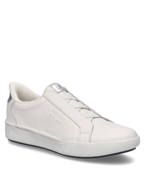 Zapatilla blanca y plateada con cierre de goma y superficie lisa. El zapato combina un diseño elegante con detalles prácticos como el acento plateado en contraste en el talón.
