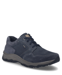 La chaussure basse en combinaison indigo présente un design élégant à lacets. Fabriquée à partir de matériaux de haute qualité elle se distingue par son apparence durable et stylée.