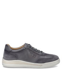 La scarpa in colore grafite è realizzata in pelle di alta qualità e presenta una elegante chiusura con lacci. La scarpa ha una suola chiara e cuciture decorative discrete che le conferiscono un aspetto classico.