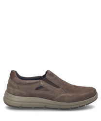 The brown slipper is made of smooth high-quality material and features a practical elastic band closure. The sole is slightly elevated and textured giving the shoe a modern look and added comfort.