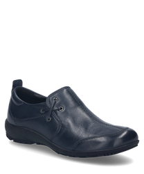 Una scarpa elegante in colore Oceano con una pratica fascia in gomma come chiusura. La scarpa è realizzata in pelle liscia e ha una suola robusta per un comfort aggiuntivo.