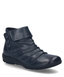 L'ankle boot nel colore Ocean colpisce per la sua morbida pelle liscia e i dettagli decorativi dei bottoni sul lato. La pratica cerniera facilita l'indossamento e lo svestimento.