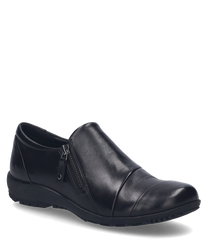 La chaussure noire en cuir a une fermeture éclair latérale et une surface lisse. Le design est simple et élégant parfait pour le quotidien.