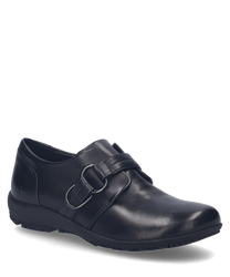 Un elegante mocasín negro de cuero liso con un elástico como cierre. El zapato se caracteriza por su diseño sencillo y una suela robusta.