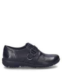 Un elegante mocasín negro de cuero liso con un elástico como cierre. El zapato se caracteriza por su diseño sencillo y una suela robusta.