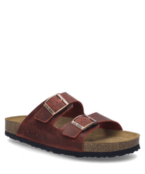 Rode sandaal met twee gespen gemaakt van hoogwaardig leer. De sandaal heeft een robuuste antislip zool en biedt een comfortabele pasvorm.