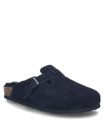 De klomp in de kleur Ocean valt op door het zachte materiaal en een praktische gesp als sluiting. De schoen combineert comfort met stijl en is ideaal voor dagelijks gebruik.