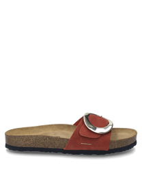 Te sandały w kolorze czerwonym mają szeroki pasek z miękkiego materiału ozdobiony wyrazistą klamrą. Podeszwa wykonana jest z komfortowego materiału korkowego i oferuje naturalny wygląd.
