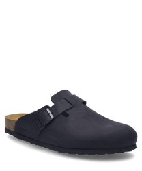 Un zueco negro con una cómoda suela de corcho y una gran hebilla como cierre. El zapato está hecho de un material mate y resistente que proporciona un aspecto casual.