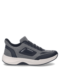 La zapatilla en negro y blanco está hecha de un material transpirable y estampado con detalles en contraste. Cuenta con un práctico cierre elástico de goma para poner y quitar fácilmente.