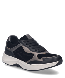 Sneaker w kolorze czarno-multi prezentuje nowoczesny design z połączeniem czarnych i jasnoszarych akcentów kolorystycznych. Wyposażony w sznurowanie oferuje sportowy i wygodny wygląd.