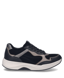 Sneaker w kolorze czarno-multi prezentuje nowoczesny design z połączeniem czarnych i jasnoszarych akcentów kolorystycznych. Wyposażony w sznurowanie oferuje sportowy i wygodny wygląd.