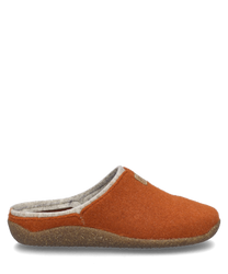 Una pantofola arancione senza chiusura realizzata in morbido materiale in feltro con una fodera interna beige. La suola marrone e strutturata offre ulteriore supporto e comfort.