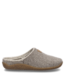 Le chausson en combinaison beige est fabriqué en un matériau textile doux sans fermeture. Il a une semelle brune antidérapante et offre une entrée confortable et facile.