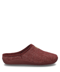 La zapatilla de casa en combinación burdeos presenta un diseño sencillo y elegante sin cierre. El material suave ofrece comodidad y el color uniforme le da un aspecto atemporal.