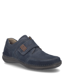 La scarpa in colore indaco è realizzata in un materiale liscio e di alta qualità e dispone di una pratica chiusura in velcro. I dettagli delle cuciture e la discreta stampa del logo sulla chiusura conferiscono alla scarpa un aspetto elegante.