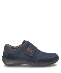 La scarpa in colore indaco è realizzata in un materiale liscio e di alta qualità e dispone di una pratica chiusura in velcro. I dettagli delle cuciture e la discreta stampa del logo sulla chiusura conferiscono alla scarpa un aspetto elegante.