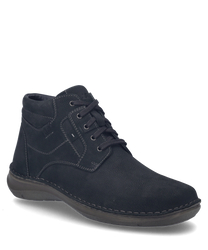 La scarpa mezza alta blu scuro è realizzata in un materiale testurizzato e presenta una chiusura con lacci. Ha una suola robusta e cuciture decorative discrete che le conferiscono un aspetto classico.