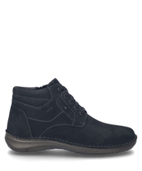 La scarpa mezza alta blu scuro è realizzata in un materiale testurizzato e presenta una chiusura con lacci. Ha una suola robusta e cuciture decorative discrete che le conferiscono un aspetto classico.