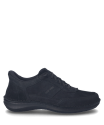 La scarpa nera in pelle presenta una classica allacciatura e una suola piatta e robusta. La scarpa ha un logo discreto sul lato ed è ideale per un look elegante ma allo stesso tempo informale.