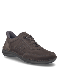 The half shoe in the color espresso is made of high-quality leather with visible light gray stitching. It features lacing and a comfortable lightly padded sole.