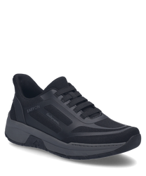 De zwarte sneaker valt op door zijn moderne ontwerp met een vetersluiting voor optimale grip. Het bovenmateriaal is gemaakt van ademend mesh dat zorgt voor comfort en stijl.
