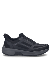 De zwarte sneaker valt op door zijn moderne ontwerp met een vetersluiting voor optimale grip. Het bovenmateriaal is gemaakt van ademend mesh dat zorgt voor comfort en stijl.