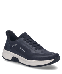 Donkerblauwe sneaker met veters en sportief ontwerp. De schoen is gemaakt van ademend materiaal met een lichte contrasterende witte zool.