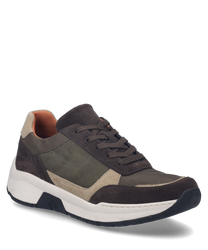 La sneaker è realizzata nella combinazione di colori mocca-multi e presenta una chiusura con lacci. È composta da diversi materiali tra cui suede e mesh che le conferiscono un aspetto moderno.