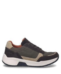 La sneaker è realizzata nella combinazione di colori mocca-multi e presenta una chiusura con lacci. È composta da diversi materiali tra cui suede e mesh che le conferiscono un aspetto moderno.