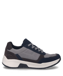 La sneaker nella variante di colore 'ocean-multi' combina inserti in tessuto grigio e blu marino con accenti in suede marrone scuro. È dotata di una chiusura con lacci e si distingue per una comoda suola in gomma bianca.